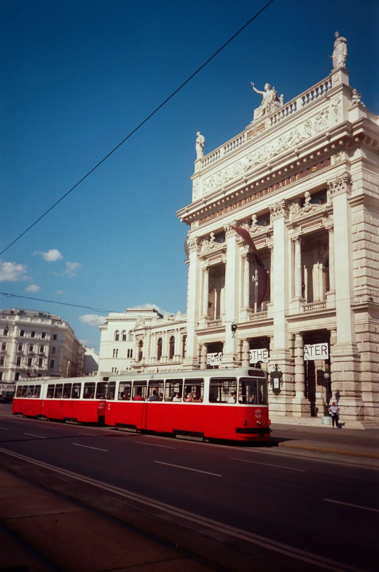 Historische Wiener Straßenbahn vor klassischer Architektur